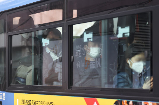대중교통 내 마스크 착용 의무가 해제된 20일 오전 마스크를 쓴 시민들이 시내버스를 타고 있다.(사진=연합뉴스)