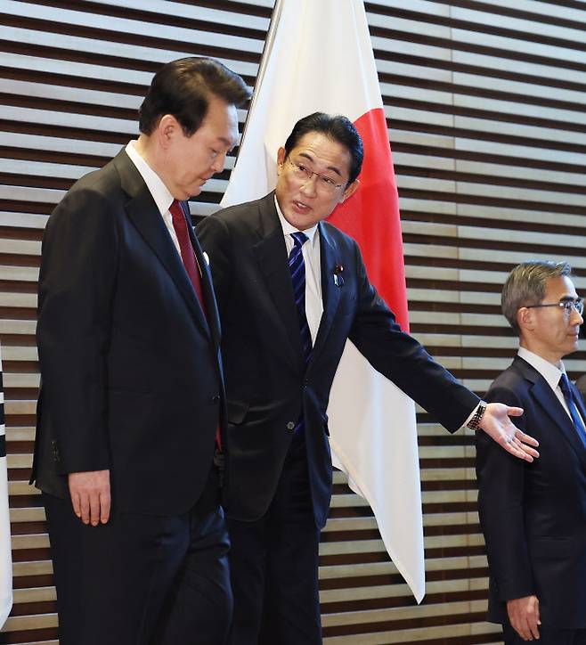 한일 정상회담 차 일본을 방문한 윤석열 대통령이 지난 16일 일본 도쿄 총리 관저에서 의장대 사열을 마친 뒤 일본측 인사를 만나기 위해 기시다 후미오 일본 총리의 안내를 받고 있다. (사진= 연합뉴스)