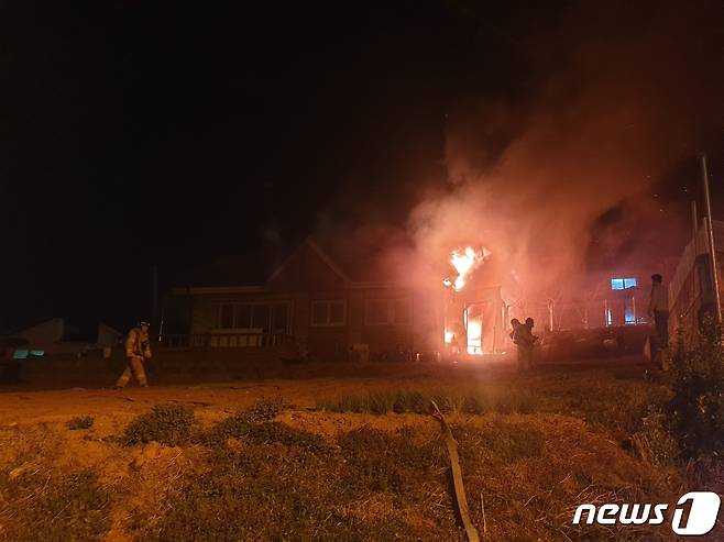 19일 오후 7시 31분께 의창구 동읍 석산리의 한 주택에서 불이나 소방관들이 진화에 나서고 있다(창원소방본부)