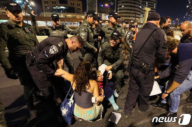 11일(현지시간) 이스라엘 텔아비브에서 사법개혁에 반대하던 시위대가 경찰과 대치하고 있다. 23.03.11 ⓒ AFP=뉴스1 ⓒ News1 김예슬 기자