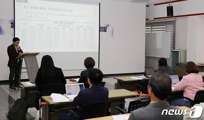 박찬식 제주제2공항 강행 저지 비상도민회 정책위원이 20일 오전 민주노총 제주본부에서 제2공항과 관련한 문제점을 설명하고 있다