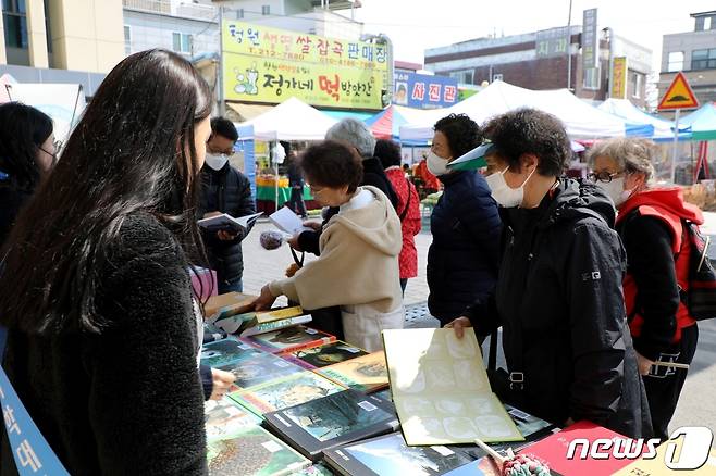 충북보건과학대학교는 20일 청주시 청원구 내수 5일장을 찾아 대학 도서 150권을 지역주민에게 무료 나눔했다.(충북보건과학대 제공) / 뉴스1