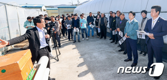 성주군농업기술센터 '참외 하우스 연결형 꿀벌 수정 시연회' 모습(성주군 제공) 2023.3.20/뉴스1