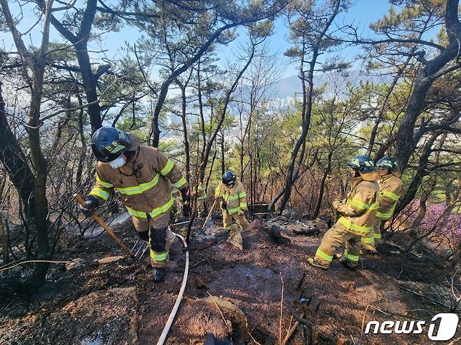 20일 낮 12시50분께 부산 부산진구 범천동 팔금산에서 불이 나 소방대원들이 현장에 출동해 있다. 불은 330㎡ 면적의 임야를 태우고 화재 발생 약 1시간만인 오후 1시56분께 초진됐다.(부산소방재난본부 제공) ⓒ News1 노경민 기자