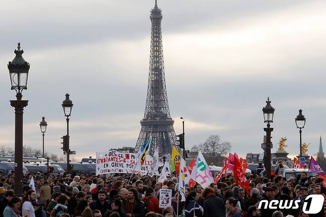 지난 17일(현지시간) 프랑스 파리에서 에마뉘엘 마크롱 대통령의 연금개혁안에 반대하는 시위가 벌어지고 있다. ⓒ 로이터=뉴스1 ⓒ News1 정윤영 기자