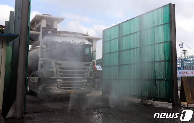 제주시 건입동 제주항 제6부두에서 차량 소독 작업이 진행되고 있다./뉴스1 ⓒ News1 오현지 기자