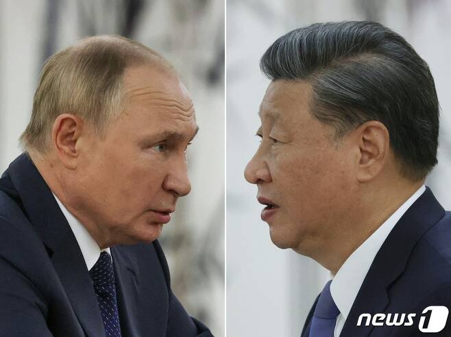 블라디미르 푸틴 러시아 대통령(왼쪽)과 시진핑 중국 국가주석이 15일 우즈베키스탄 사마르칸트에서 대면 회담을 열고 발언하고 있다. ⓒ AFP=뉴스1 ⓒ News1 강민경 기자
