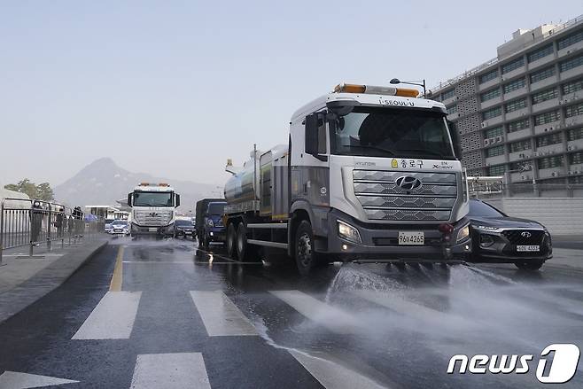 수도권에 고농도 미세먼지 비상저감조치가 실시된 20일 오전 서울 종로구 광화문광장 인근 도로에서 물 청소차가 운행되고 있다. (종로구청 제공) 2023.3.20/뉴스1