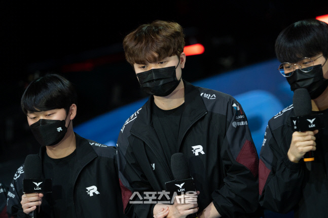 KT 미드라이너 ‘비디디’ 곽보성이 경기를 마친 후 팬들에게 인사를 하고 있다.  종로=김민규 기자 kmg@sportsseoul.com