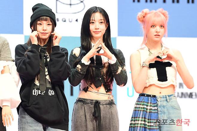 첫 번째 미니앨범 'expergo(엑스페르고)' 발매 기념 쇼케이스에 참석한 그룹 엔믹스(NMIXX). ⓒ이혜영 기자 lhy@hankooki.com