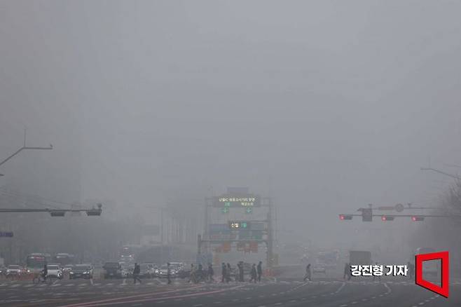 수도권에 미세먼지 비상저감조치가 시행된 20일 서울 여의도가 안개를 동반한 미세먼지에 싸여 있다. 사진=강진형 기자aymsdream@