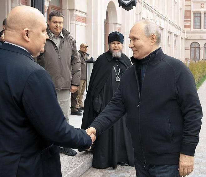 병합 9년 크림반도 방문 - 18일(현지 시각) 블라디미르 푸틴(오른쪽) 러시아 대통령이 병합 9주년을 맞은 크림반도를 예고 없이 찾아 라즈보자예프 세바스토폴 시장과 악수를 하고 있다. /AP 연합뉴스