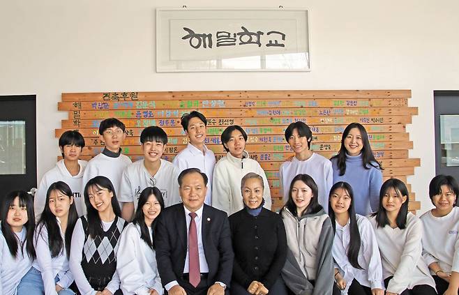 작년 연말 해밀학교 재학생들과 찍은 사진. ‘해밀’은 ‘비 온 뒤 맑게 갠 하늘’이란 순수 우리말. /해밀학교