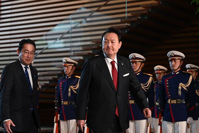윤석열 대통령이 지난 16일 오후 일본 도쿄 총리 관저에서 열린 환영행사에서 기시다 후미오 일본 총리와 함께 입장하고 있다. /대통령실