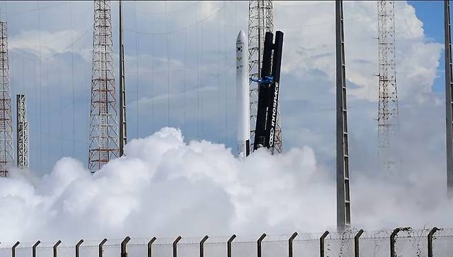 국내 우주스타트업 이노스페이스는 독자 개발한 엔진 검증용 시험 발사체 '한빛-TLV'가 19일 오후 2시 52분(현지시간) 브라질 공군 산하 알칸타라 우주센터(CLA)에서 발사됐다고 밝혔다. /연합뉴스