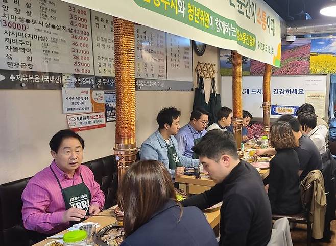 주광덕 남양주시장(왼쪽)이 청년들과 소통하는 시간을 가졌다.ⓒ남양주시