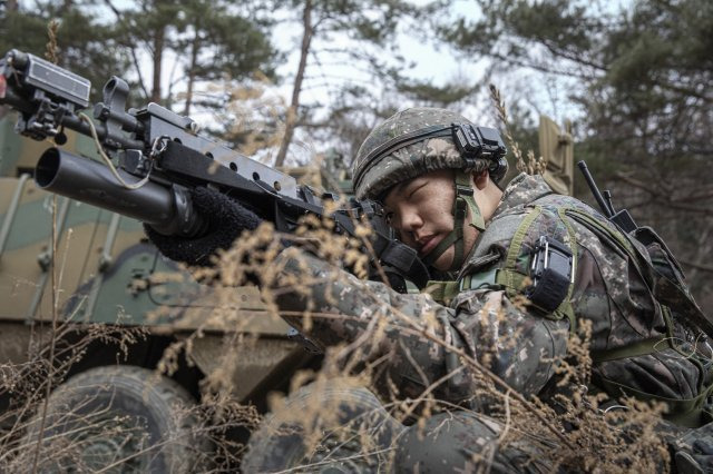 미군 대대급 부대가 최초로 참가한 FS/TIGER 한미 연합 KCTC 훈련에서 백석산여단전투단 장병들이 K808 차륜형 장갑차에서 하차해 전투 준비를 하고 있다. 육군 제공