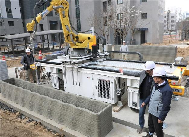 지난 9일 대구 서구 평리동 '서대구역 반도유보라 센텀' 아파트 건설 현장에 조형 벽체구조물 시공을 위한 로봇기반 3D 프린터가 투입돼 작업을 하고 있다. 반도건설 제공