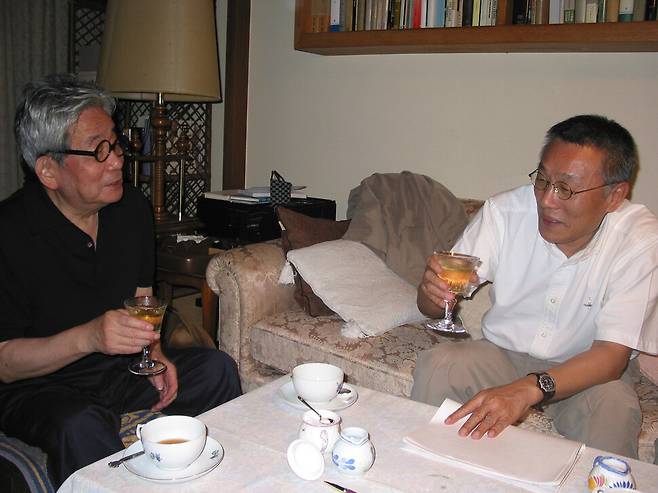지난 3일 별세한 일본의 노벨문학상 수상 작가 오에 겐자부로(왼쪽)와 한국 작가 황석영이 2005년 7월 <한겨레>가 주최한 광복 60주년 기념 대담을 위해 일본 도쿄 세타가야구 오에의 자택에서 만나 환담을 나누고 있다. 박중언 기자 parkje@hani.co.kr