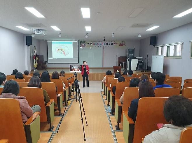 지난 6일 오전 영문초등학교 강의실에서 이유남 교장이 1학년 학부모들을 상대로 ‘코치형 부모와 자기주도학습’을 주제로 강의하고 있다.