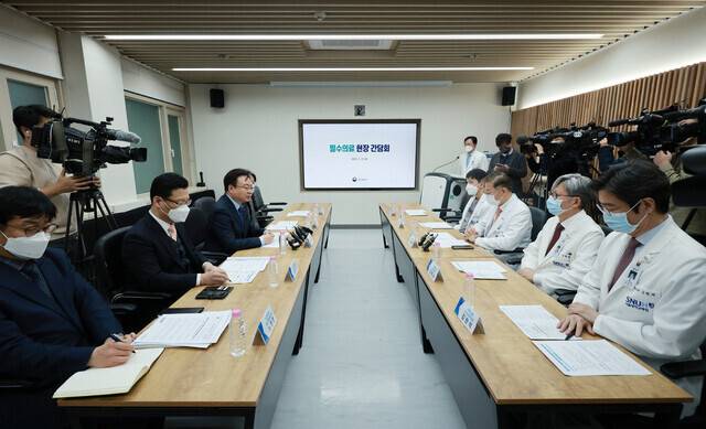 조규홍 보건복지부 장관(왼쪽 세 번째)이 지난 1월31일 오후 서울 종로구 서울대 어린이병원 회의실에서 필수의료 지원대책 현장간담회에 참석해 발언하고 있다. 연합뉴스