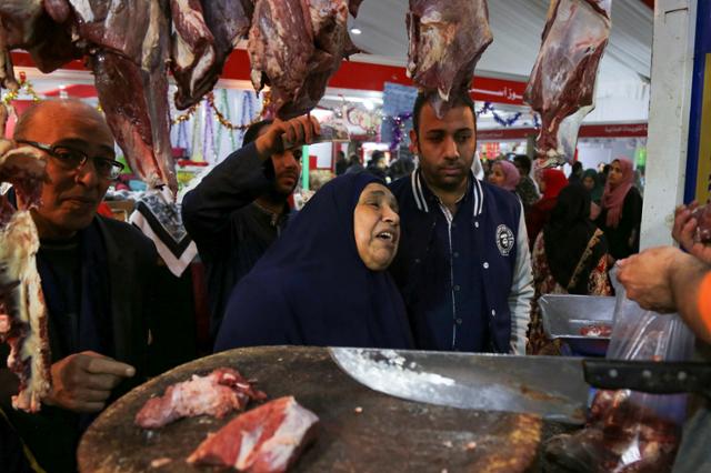 지난 1월 이집트 카이로 인근 기자 지역의 한 시장에서 주민들이 먹거리를 구입하려 하고 있다. 현재 이집트 국민들은 치솟는 물가와 화폐가치 하락으로 극심한 생활고를 겪고 있다. 로이터 연합뉴스