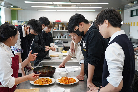 영남공고 학생들이 20일 볶음면을 만들고 있다. [사진=수성대학교]