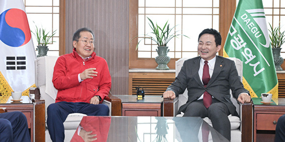 20일 홍준표 대구시장과원희룡 국토부장관이 환담을 나누고 있다. [사진=대구시]