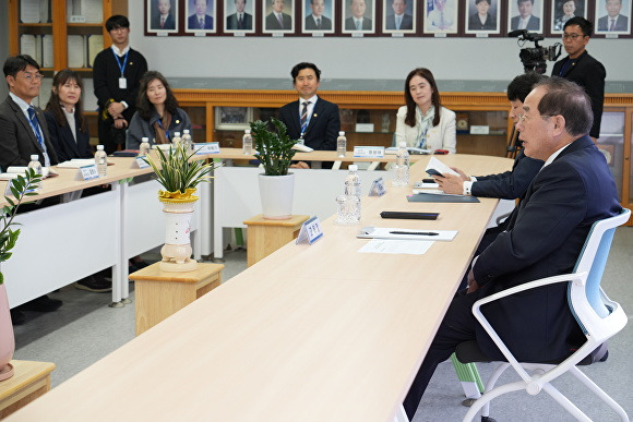 하윤수 부산광역시교육감(오른쪽)이 20일 오후 교육연구정보원과 학력개발원을 차례로 방문해 직원들과 소통을 위한 ‘교육감 직속기관 만난데이(Day)!’ 행사를 진행하고 있다. [사진=부산광역시교육청]