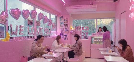 도쿄 한인타운에서 한국식 디저트를 즐기고 있는 모습. 유튜브 화면 캡처