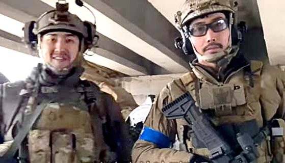 우크라이나에서 이근(오른쪽)과 로건. [유튜브 채널 '강철의 로건' 캡처]