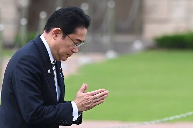 기시다 후미오 일본 총리가 20일 인도를 방문해 간디기념관에서 묵념을 하고 있다.   AFP연합뉴스