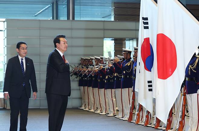 윤석열 대통령이 16일 오후 일본 도쿄 총리 관저에서 기시다 후미오 총리와 의장대 사열에 앞서 국기에 경례하고 있다. 연합뉴스