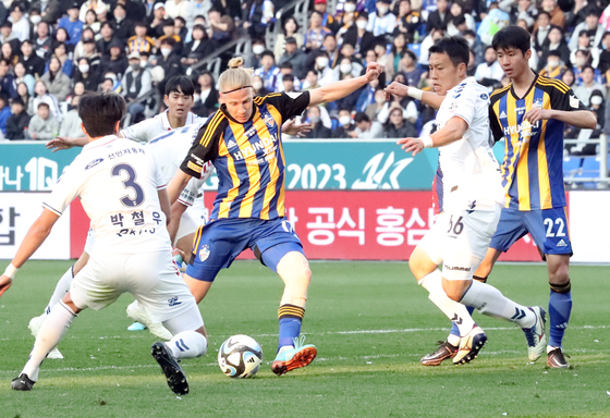 Ulsan Hyundai's Gustav Ludwigson, center, shoots during a K League game against Suwon FC at Ulsan Munsu Football Stadium in Ulsan on Sunday. [NEWS1]