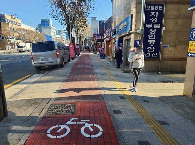 동구청이 동촌로(동촌중~방촌역 간)에 분리형 자전거도로를 설치했다. (동구청 제공) 2023.03.20