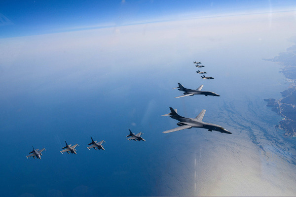 한국 공군 F-35A 전투기 4대와 미 공군 전략폭격기 B-1B 2대, 미 공군 F-16 전투기 4대(위쪽부터)가 19일 한반도 상공에서 연합공중훈련을 실시하고 있다. 국방부 제공