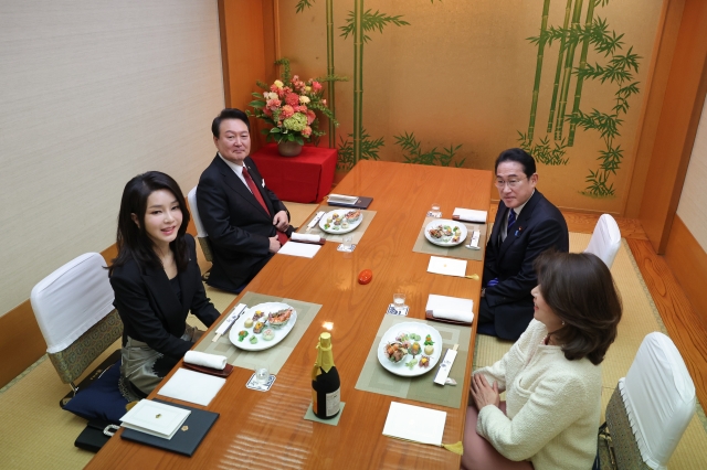 윤석열 대통령과 부인 김건희 여사, 기시다 후미오 일본 총리와 부인 기시다 유코 여사가 16일 도쿄 한 식당에서 만찬을 하고 있다. 뉴시스