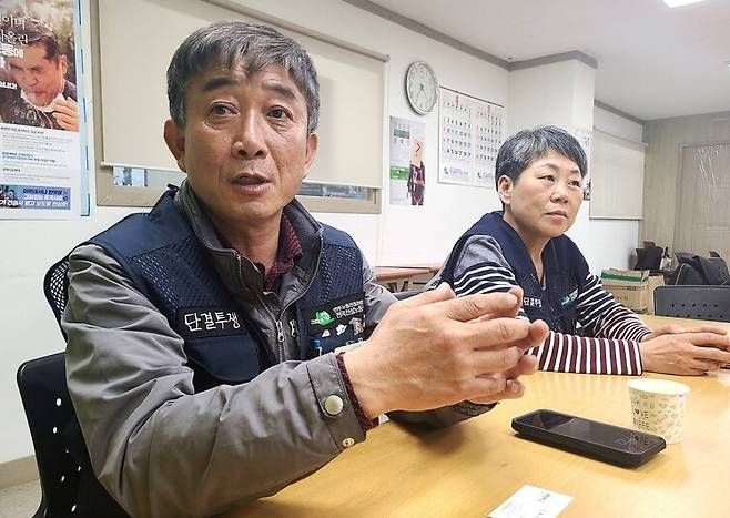 ▲민주노총 건설노조 정민호 타워크레인분과위원장과 백순애 조합원이 10일 서울 대림동 건설노조 회의실에서 인터뷰하고 있다. 사진=김예리 기자