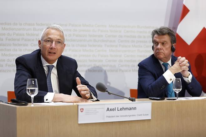 스위스 정부와 스위스 국립은행은 19일(현지시간) 기자회견을 열고 “스위스 연방 정부와 금융감독청(FINMA), 스위스 국립은행(SNB)의 지원 덕분에 UBS가 오늘 CS 인수를 발표했다”고 밝혔다. 악셀 레만 CS 이사회 의장(사진 왼쪽)과 콜름 켈러허 이사회 의장이 기자회견에 참석한 모습. [AFP = 연합뉴스]