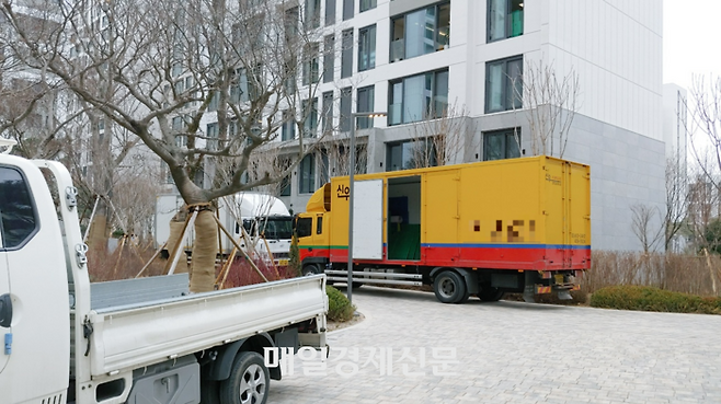 16일 서울 강남구 개포동 ‘개포자이 프레지던스’에 이삿짐센터 차량이 주차돼 있다. [이가람 기자]