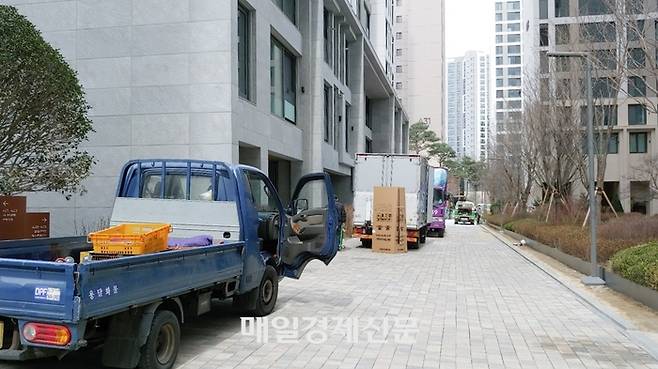 16일 서울 강남구 개포동 ‘개포자이 프레지던스’에 이삿짐센터 차량이 주차돼 있다. [이가람 기자]