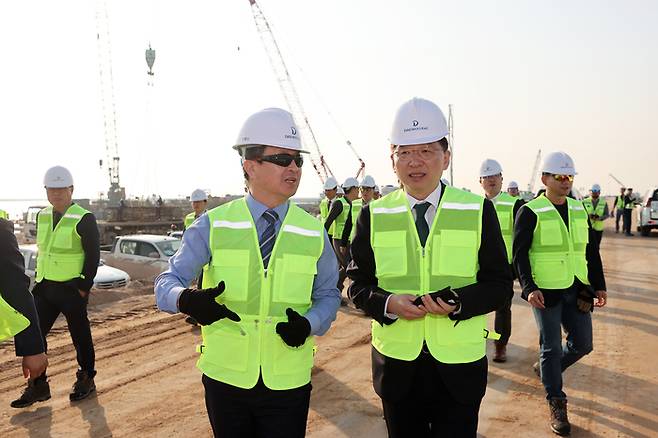 조승환 해양수산부 장관(오른쪽)과 백정완 대우건설 사장이 지난 14일 이라크 알포 항만 건설현장에서 이야기를 나누고 있다. [사진 제공 = 대우건설]