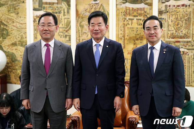 (서울=뉴스1) 이승배 기자 = 김진표 국회의장이 20일 오후 서울 여의도 국회에서 열린 국회의장 주재 여·야 원내대표 회동에서 주호영 국민의힘 원내대표, 박홍근 더불어민주당 원내대표와 기념촬영하고 있다. 2023.3.20/뉴스1  Copyright (C) 뉴스1. All rights reserved. 무단 전재 및 재배포 금지.