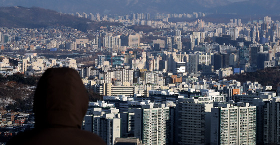 한국부동산원은 국토교통부 '부동산소비자보호기획단'과 함께 시세를 올릴 목적으로 고가의 허위 거래신고 후 계약 해제하는 시장교란행위인 실거래가 띄우기에 대한 국토부의 엄중 단속 방침에 따라 고강도 기획조사에 착수한다고 20일 밝혔다. 이번 기획조사는 2021년 1월부터 2023년 2월 사이 전국에서 발생한 거래 중 실거래 허위신고 의심사례를 대상으로 진행된다./사진=뉴시스