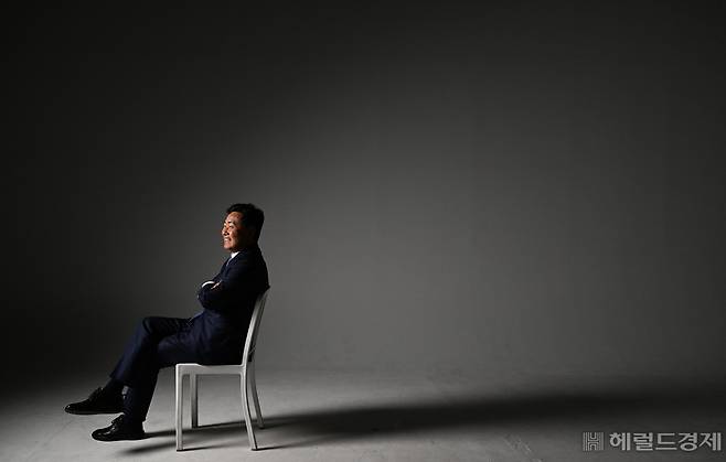 김관영 전북지사가 17일 오전 서울 용산구 헤럴드스퀘어에서 헤럴드경제와 인터뷰에 앞서 포즈를 취하고 있다. 김 지사는 “전북특별자치도 출범은 이제 막 집을 지은 셈이다. 안을 채울 특례를 마련하고 법안으로 반영하는 데 총력을 기할 것”이라고 말했다. 박해묵 기자