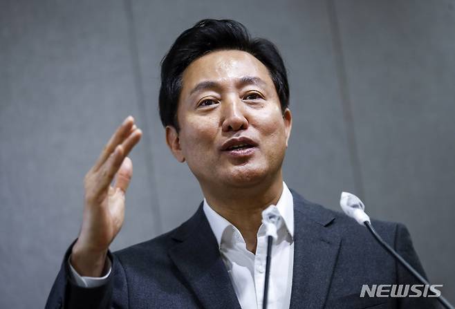 [서울=뉴시스] 정병혁 기자 = 오세훈 서울시장이 지난달 14일 오전 서울 중구 서울시청에서 열린 서울 한옥 재창조 추진계획 기자설명회에서 발표를 하고 있다. 2023.02.14. jhope@newsis.com