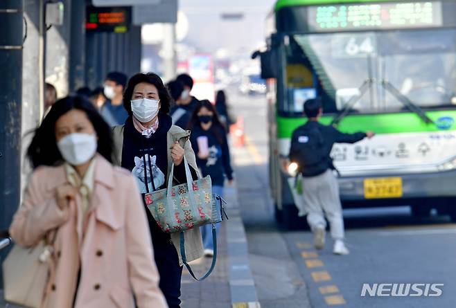 [광주=뉴시스] 이영주 기자 = 대중교통·마트 내 약국에서 마스크 의무 착용이 해제된 20일 오전 광주 서구 유·스퀘어 광주종합버스터미널에서 시민들이 버스에서 내린 뒤 갈길을 재촉하고 있다. 2023.03.20. leeyj2578@newsis.com