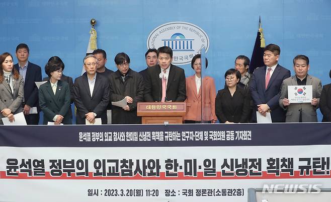 [서울=뉴시스] 추상철 기자 = 외교광장 이사장인 김준형 한동대 교수가  20일 오전 국회 소통관에서 열린 윤석열 정부의 외교참사와 한미일 신냉전 획책을 규탄하는 교수·연구자 단체 및 국회의원 공동 기자회견에서 발언하고 있다. (공동취재사진) 2023.03.20. photo@newsis.com