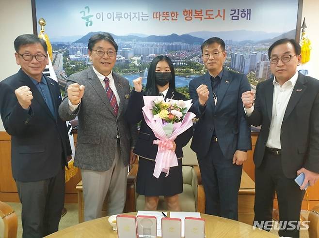 동계체전 최연소 4관왕 신혜오 선수 격려