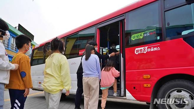 [전주=뉴시스]윤난슬 기자 = 전북 전주시설공단 마을버스운영부는 전주용덕초등학교 학생들이 참여한 가운데 '찾아가는 어린이 교통안전 체험교육'을 진행했다고 20일 밝혔다.2023.03.20.(사진=전주시설공단 제공)